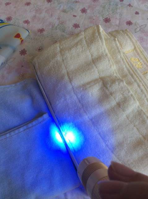  寶媽買了紫光手電，衣服上好多熒光劑，看的心慌害怕