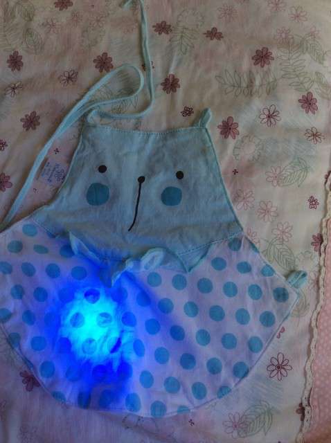  寶媽買了紫光手電，衣服上好多熒光劑，看的心慌害怕